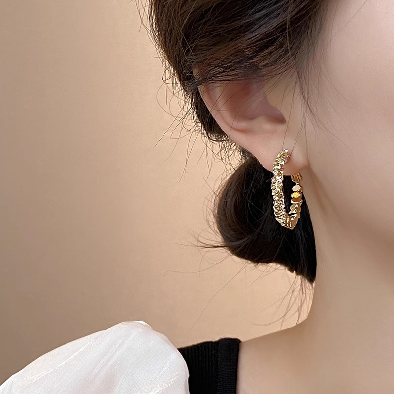 Unique ring-shaped earrings with broken silver, a niche and light luxury design, high-end stud earrings, and exaggerated European and American best-selling earrings wholesale Application Scenario