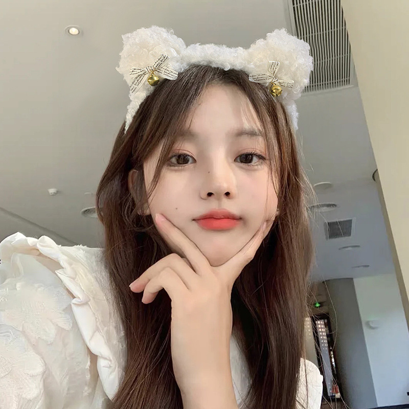 The plush bear bell headband for autumn and winter is versatile and cute for going out. It's a fairy forest-style headband and hair accessory Application Scenario