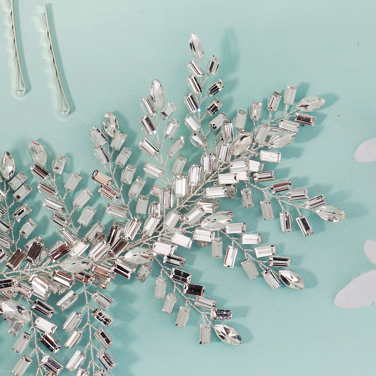 A niche, exaggerated and luxurious bridal headband, hand-wound thread, drill bit, performance, fashion show accessory, wedding banquet headwear Application Scenario