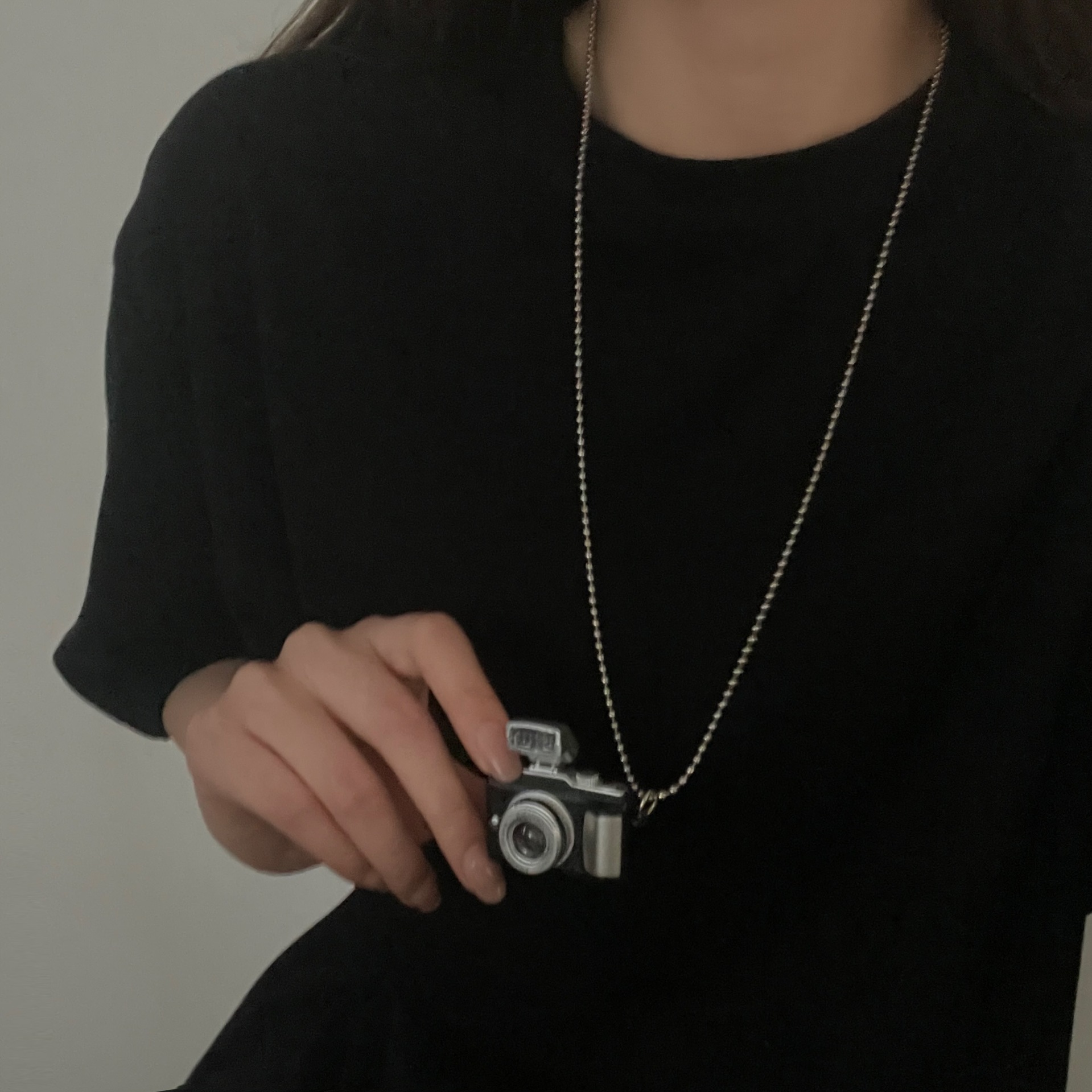 Hip-hop flash camera hoodie necklace, a long accessory for female Instagram influencers, retro, unique and versatile, a disco necklace details Picture