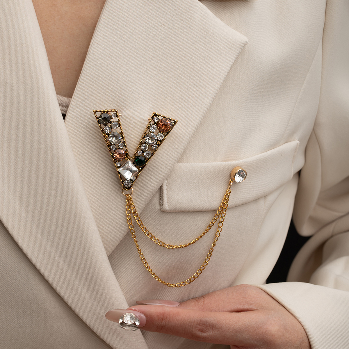British mid-style suit brooch, retro diamond-encrusted tassel chain brooch, elegant and fashionable chest accessory with a sense of high-end sophistication full figure