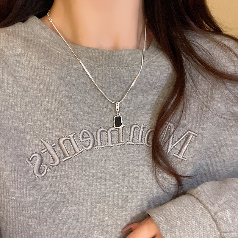 Hip-hop style simple black tag titanium steel necklace, women's fashion, niche, high-end, sweet and cool collarbone sweater chain accessory full figure