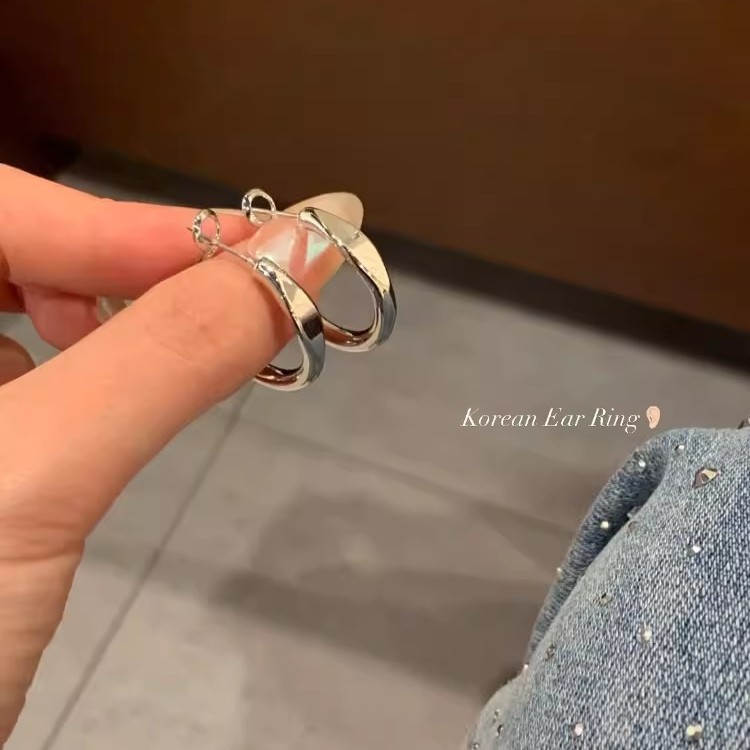 The ins cold style ear ring earrings are a trendy and niche design for women, with a unique and high-end ear buckle. They are fashionable and popular commuting earrings Application Scenario