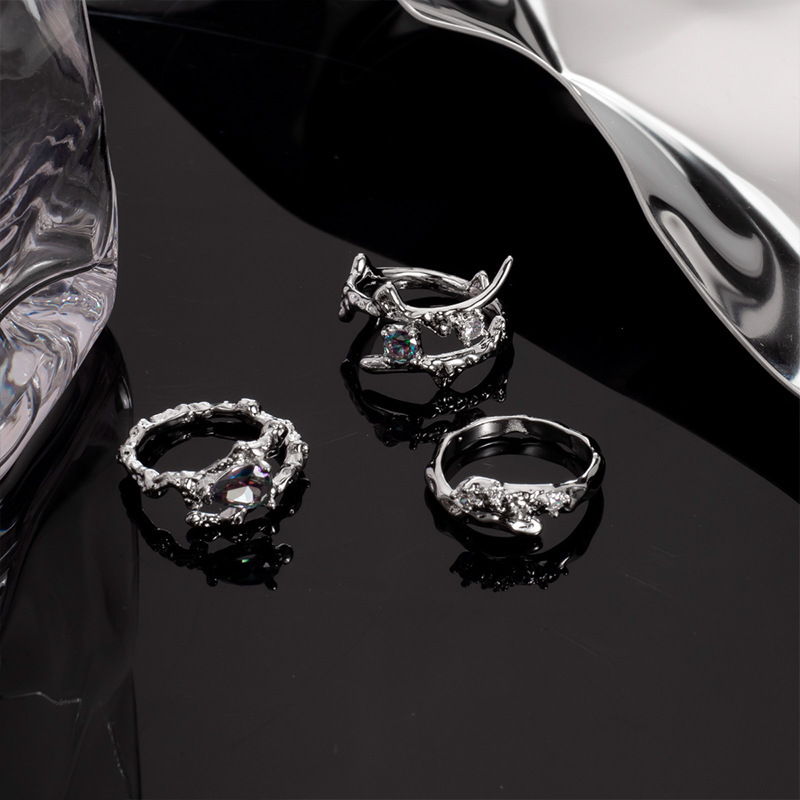 The cold style ring is a trendy and niche design for women on Instagram. It features gemstones with a high-end feel and a unique index finger ring. It is cool, fashionable, versatile and light luxury Specification drawing