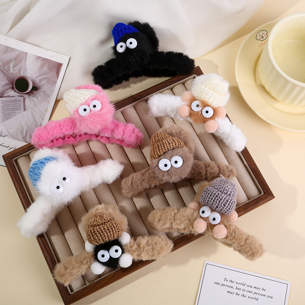 Cute and funny plush claw for girls in autumn and winter, with a hairpin on the back of the head, a hair accessory, a funny hairpin and a shark clip details Picture