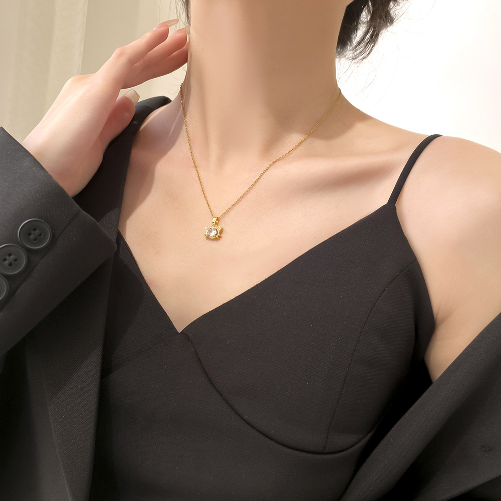 Fashionable and cute little cat pendant titanium steel necklace for women, exquisite zircon collarbone chain, niche design sense, versatile accessory details Picture