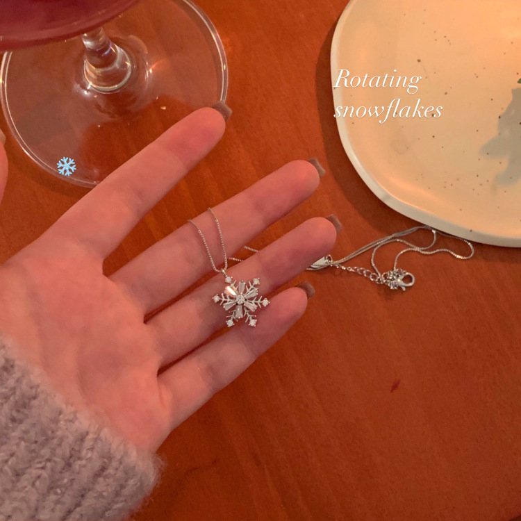 Rotatable snowflake titanium steel necklace, a high-end, light luxury diamond-encrusted octagonal star pendant, a niche new collarbone chain details Picture