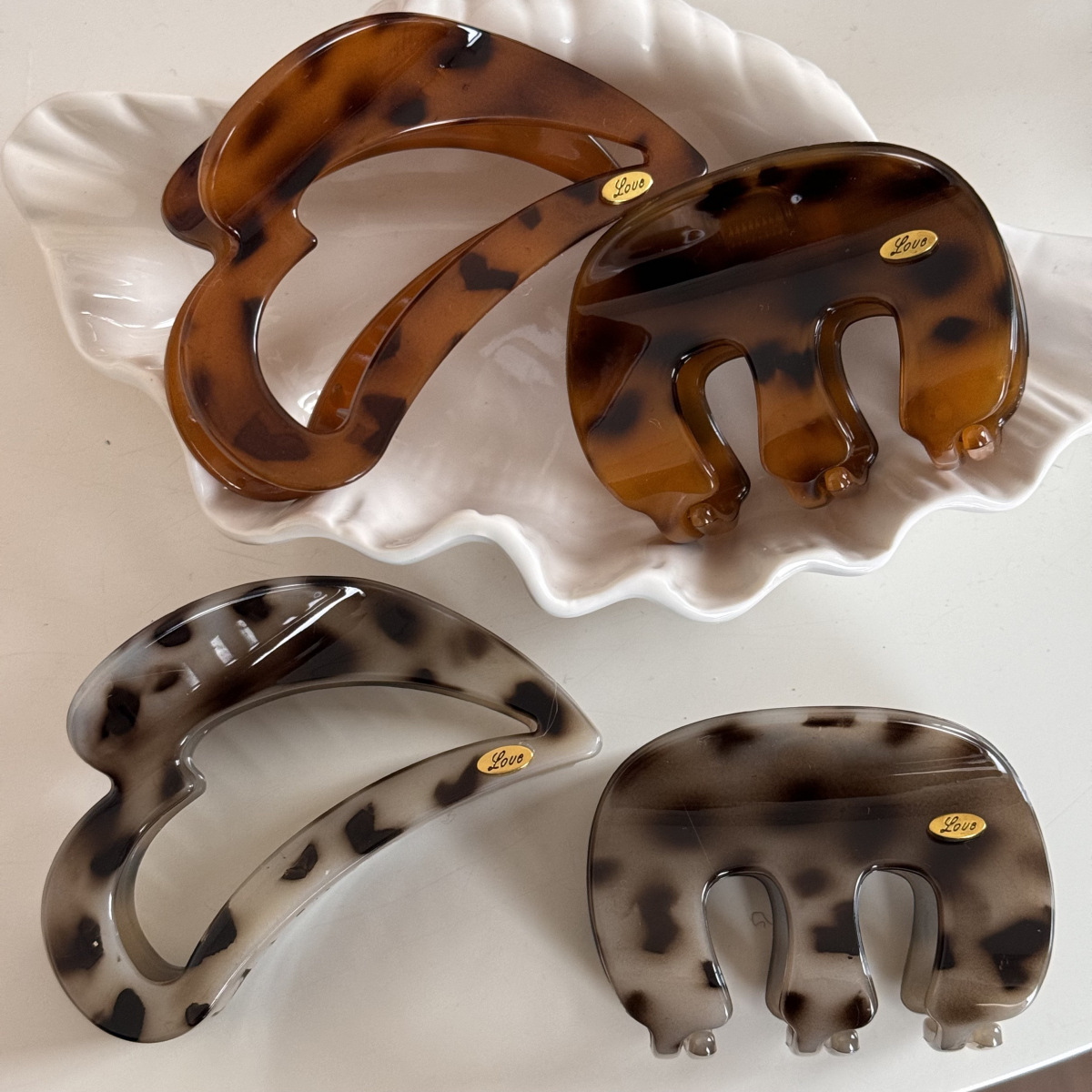 French light luxury M-letter semi-circular medium-sized hair clip, semi-tied hair at the back of the head, coiled hair clamp, gold label, high-end hair accessory Application Scenario