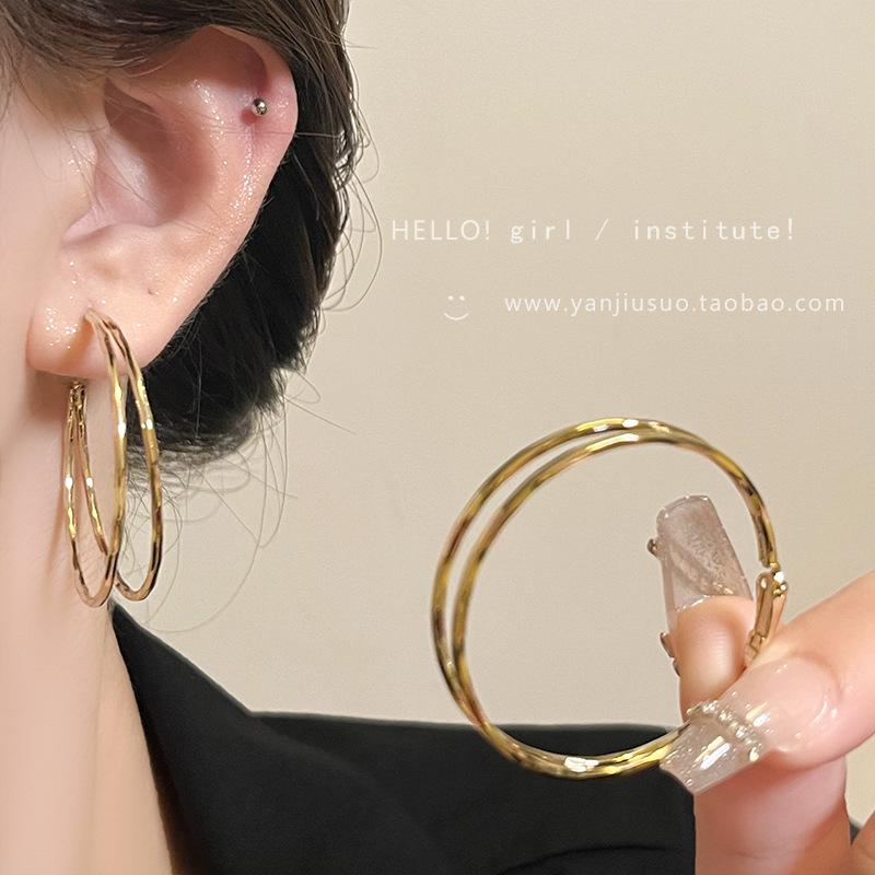The 2024 new best-selling exaggerated circle earrings exude a light luxury and high-end charm. The ear rings are suitable for women with round faces details Picture