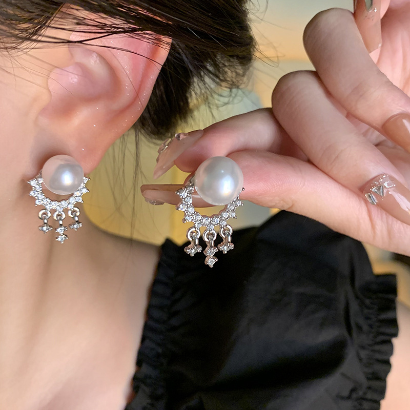 Zircon tassel pearl earrings exude feminine elegance. French tassel stud earrings exude a sense of high-end luxury. Wholesale of best-selling earrings details Picture
