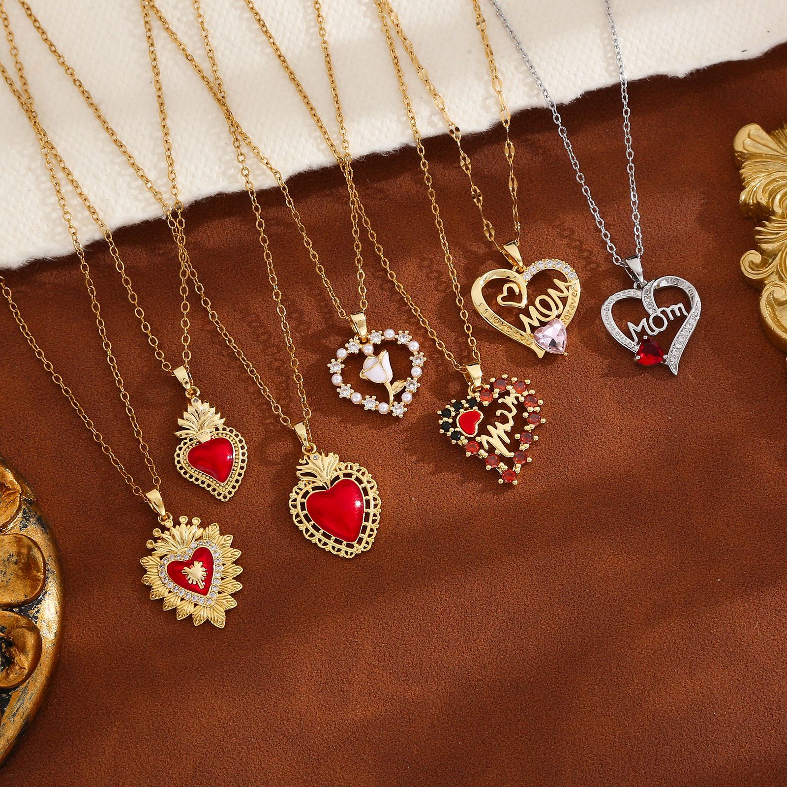 The new cross-border mom heart-shaped engraved micro-inlaid zirconium necklace is a simple and elegant Mother's Day gift details Picture