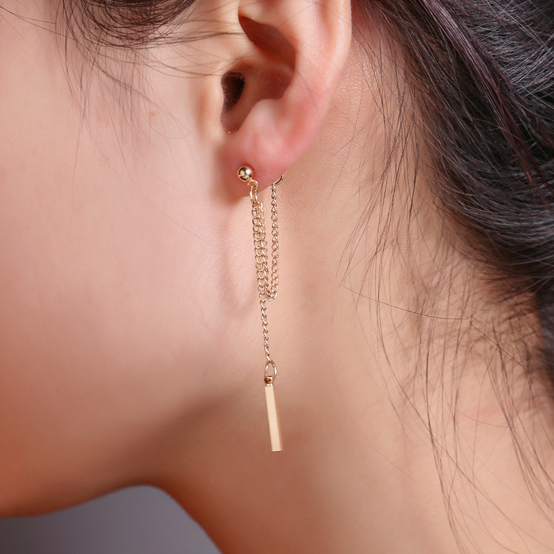 The new earrings are trendy and fashionable, featuring long tassel earrings in a Korean style with a simple and elegant style and a chain stud full figure
