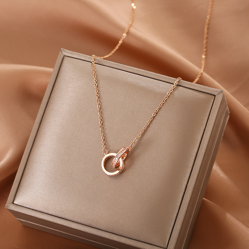 A new Korean version of a simple double-ring full diamond titanium steel necklace, a trendy female Instagram influencer with a fashionable and niche design sense collarbone chain full figure