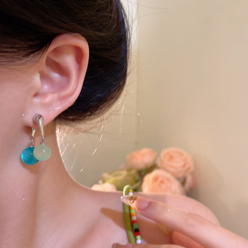 Summer design sense, clear and transparent seawater pearl cross earrings, the new summer earrings of 2025, a popular accessory trend Application Scenario