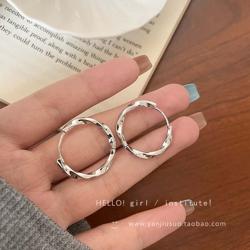 The delicate and twisted ring earrings for women in 2025 are a new, trendy and niche design. They are simple and versatile earrings details Picture