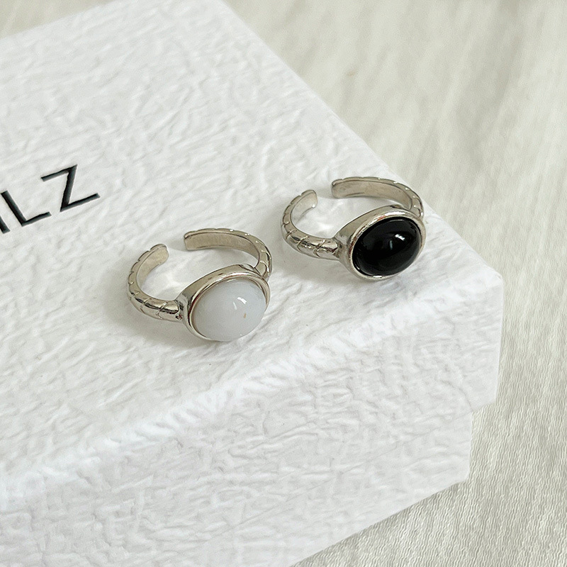 This is a new, stylish and versatile oval ring from South Korea. It features a cool and unique design for women. The adjustable index finger ring with overlapping straps is of high quality full figure