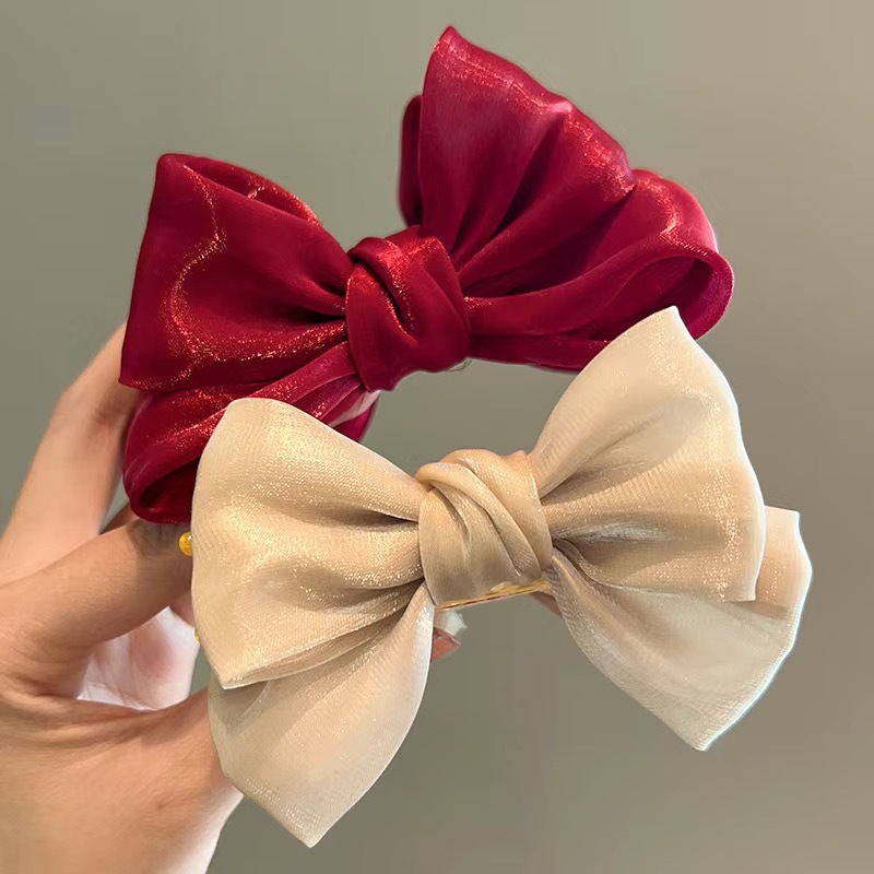 A cute red bow bun clip for a princess on the run, a popular hair accessory for both children and adults Application Scenario