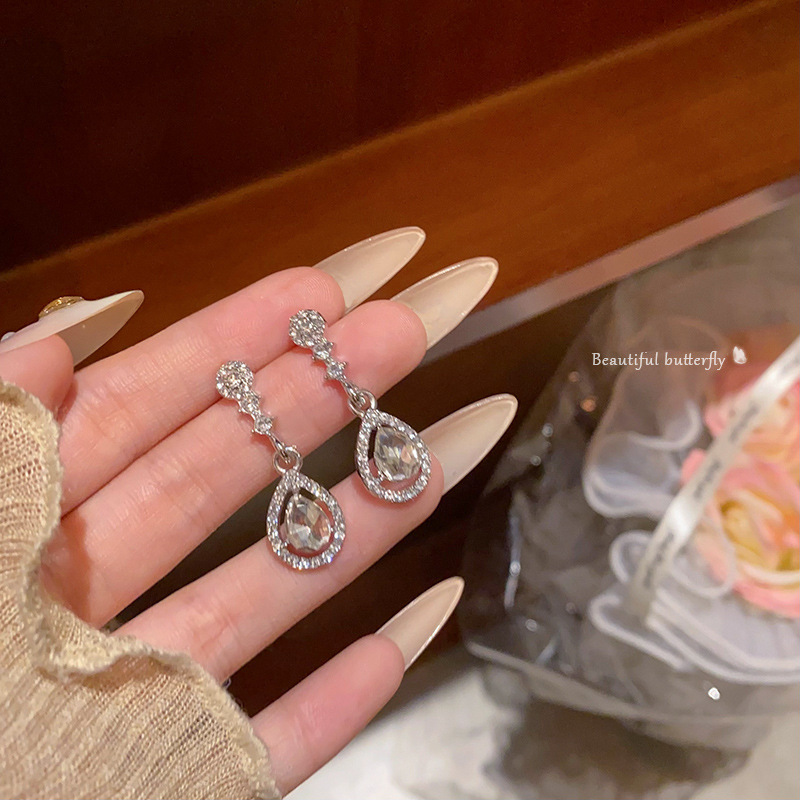 Exquisite sparkling diamond water drop earrings for women, 2024 new bestsellers, stud earrings, unique style, high-end earrings wholesale full figure