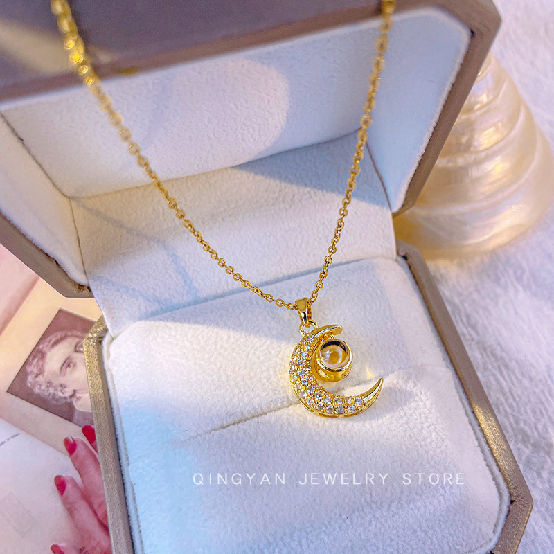 Cross-border best-selling fashion projection moon titanium steel necklace, a unique and elegant women's light luxury collarbone chain, a versatile accessory for Internet celebrities full figure
