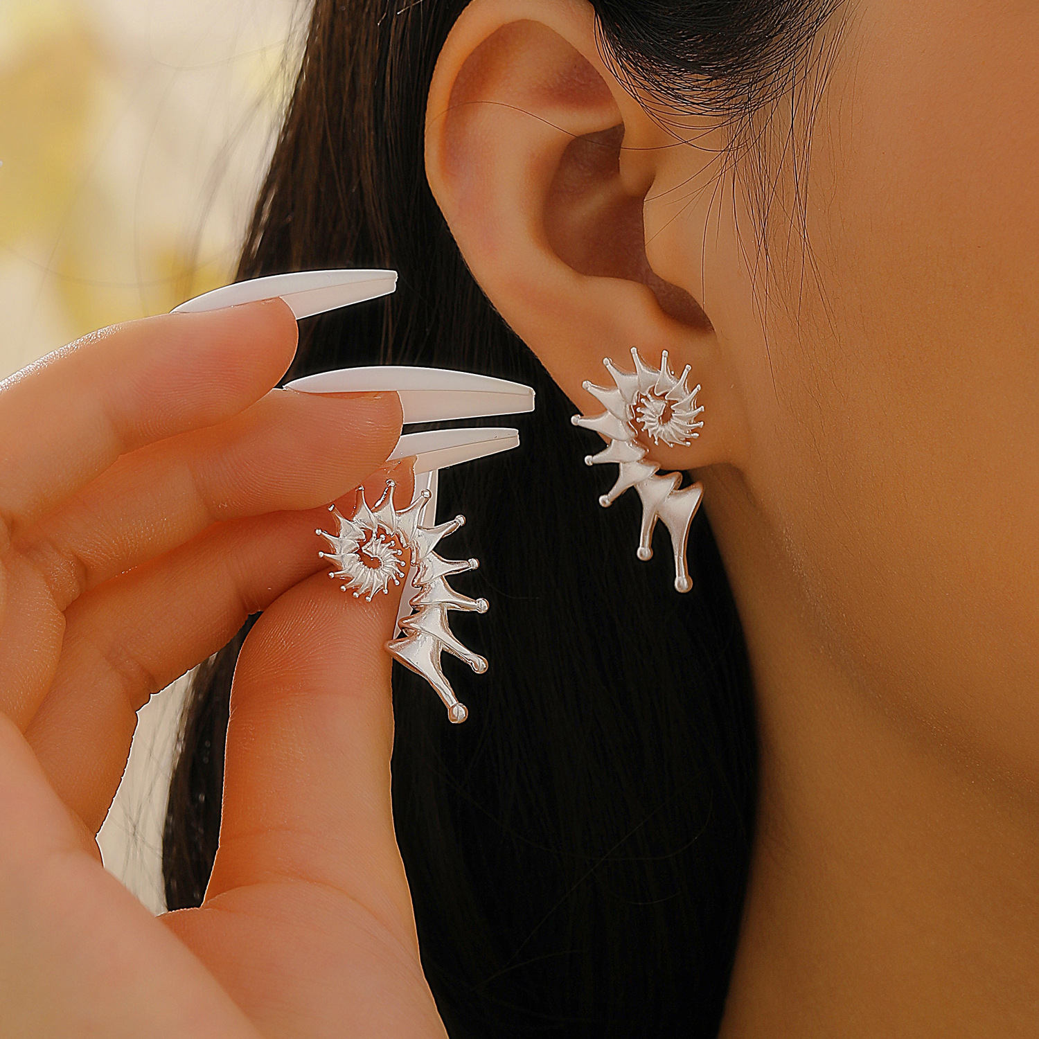 The conch stud earrings are a niche, androgynous, fashionable and individual new Chinese-style, ins style, high-end earrings as a gift for your girlfriend details Picture
