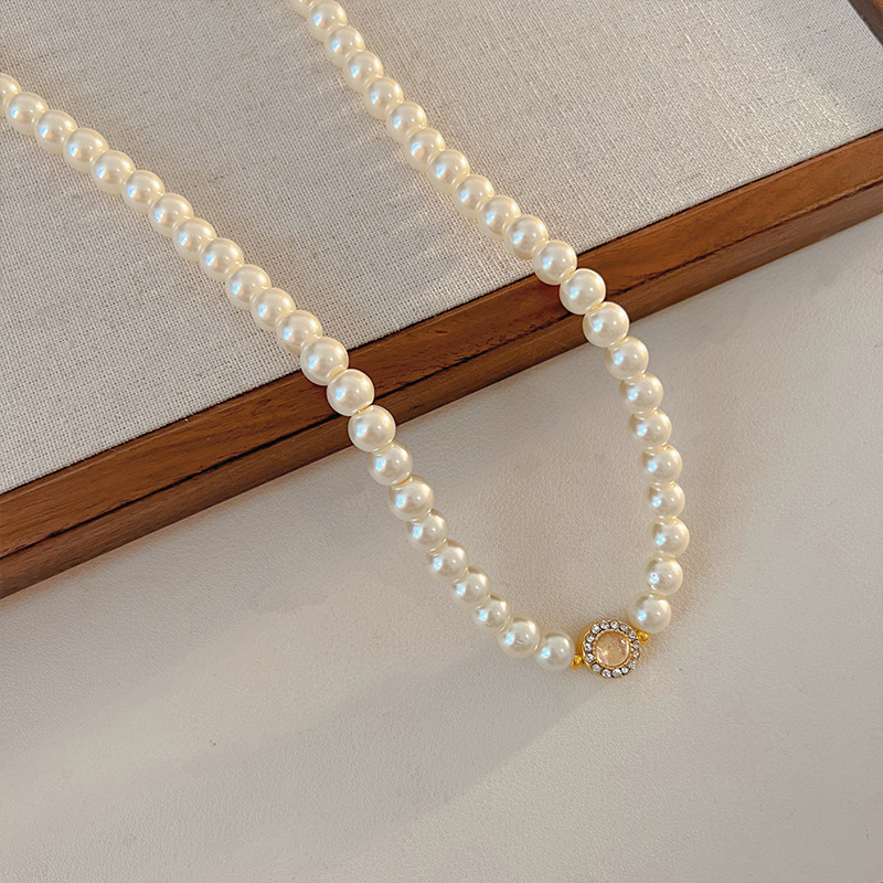 "Zhengyuan High-brightness Shijia Pearl Necklace for autumn and winter, handcrafted design, round ball magnetic clasp, French retro sweater chain. Application Scenario