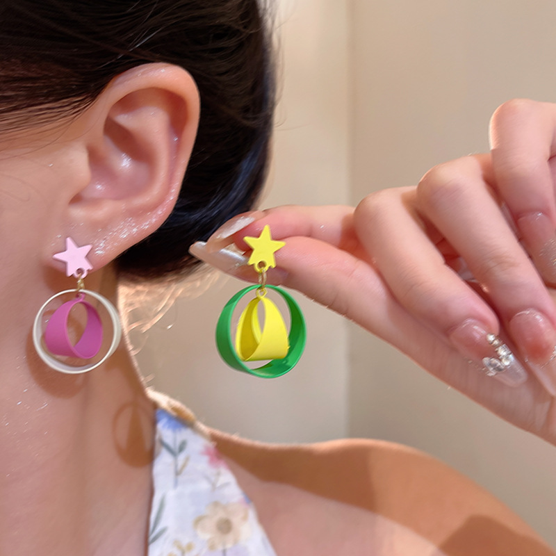 Color-blocking star circle asymmetrical earrings with a fresh and delicate design, dopamine vacation style, niche design earrings details Picture