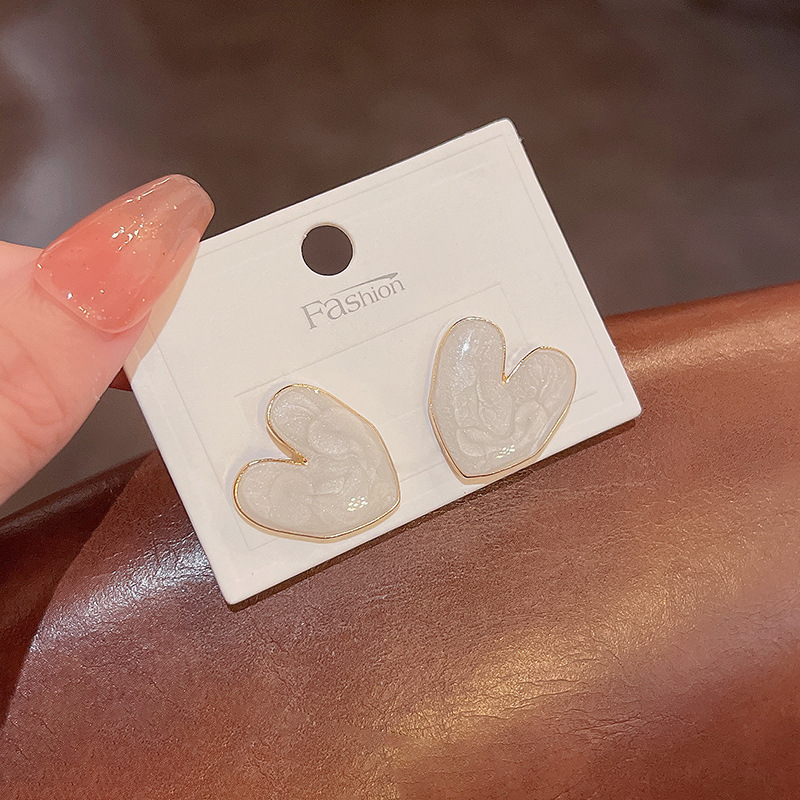 French retro heart-shaped oil-dropping earrings, a niche design for women with a sense of elegance and a touch of grace, Instags-style stud earrings, and sweet internet-famous earrings Application Scenario