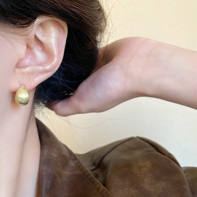 Matte brushed and frosted round ear studs, a unique and niche design for women's light luxury, exuding a sense of sophistication. 925 silver needle best-selling earrings Application Scenario