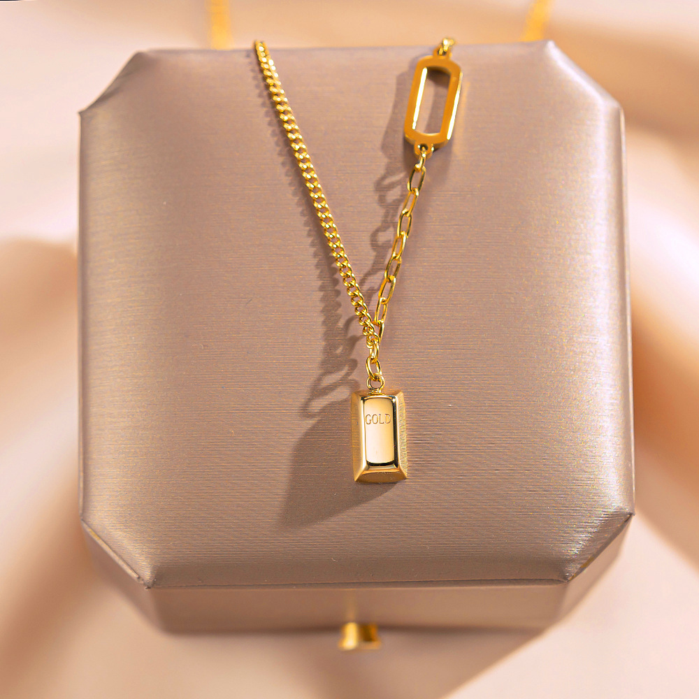 GOLD and silver small gold brick titanium steel necklace of the same style as Douyin, non-fading, light luxury spliced collarbone chain, personalized accessory full figure