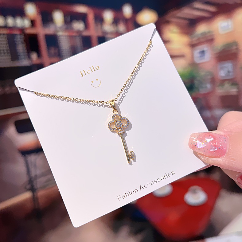 Korean Instagram-style cloverleaf key pendant titanium steel necklace, women's fashionable and simple, internet-famous collarbone chain, versatile accessory details Picture