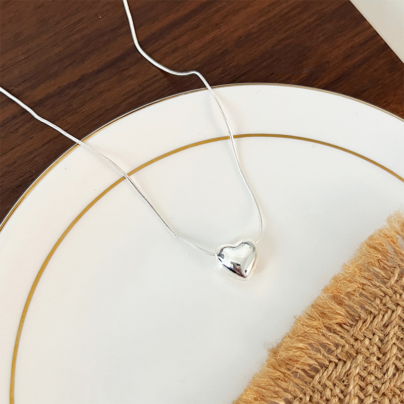 Retro and cold style heart-shaped necklace for women, smooth heart-shaped, versatile snake bone chain, simple and Instagram niche hot girl necklace Application Scenario