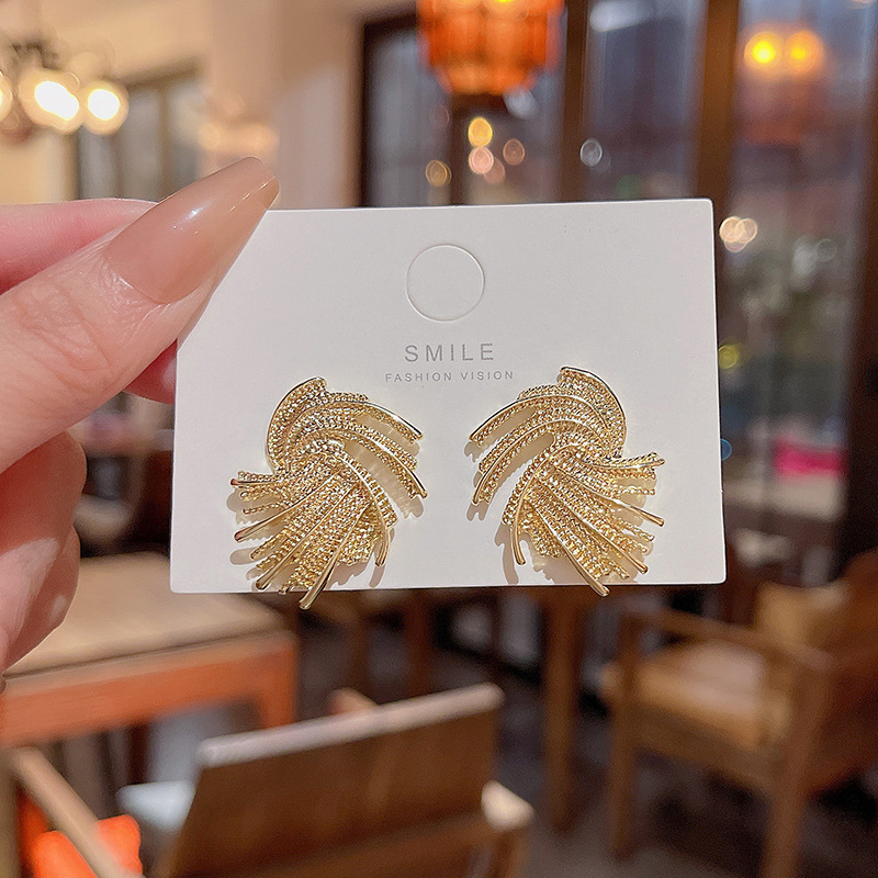 European and American retro fashion spiral earrings, women's personality, trendy style, versatile, exquisite and high-end ear studs and earrings wholesale Application Scenario