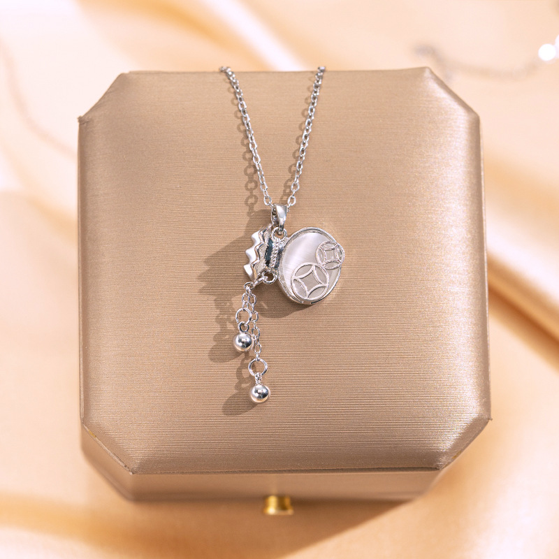 Silver cat's eye tassel money bag necklace, women's niche style, versatile collarbone chain, internet-famous light luxury style accessory wholesale full figure