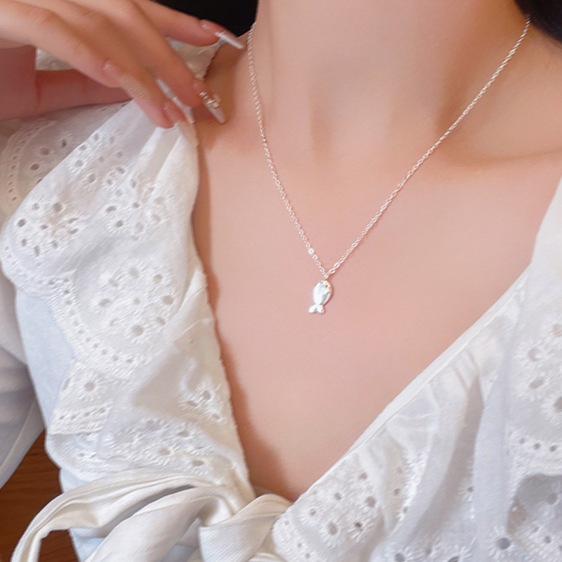 Sweet and cute little fish pendant necklace, women's niche design sense, simple collarbone chain, new summer neckchain accessory details Picture