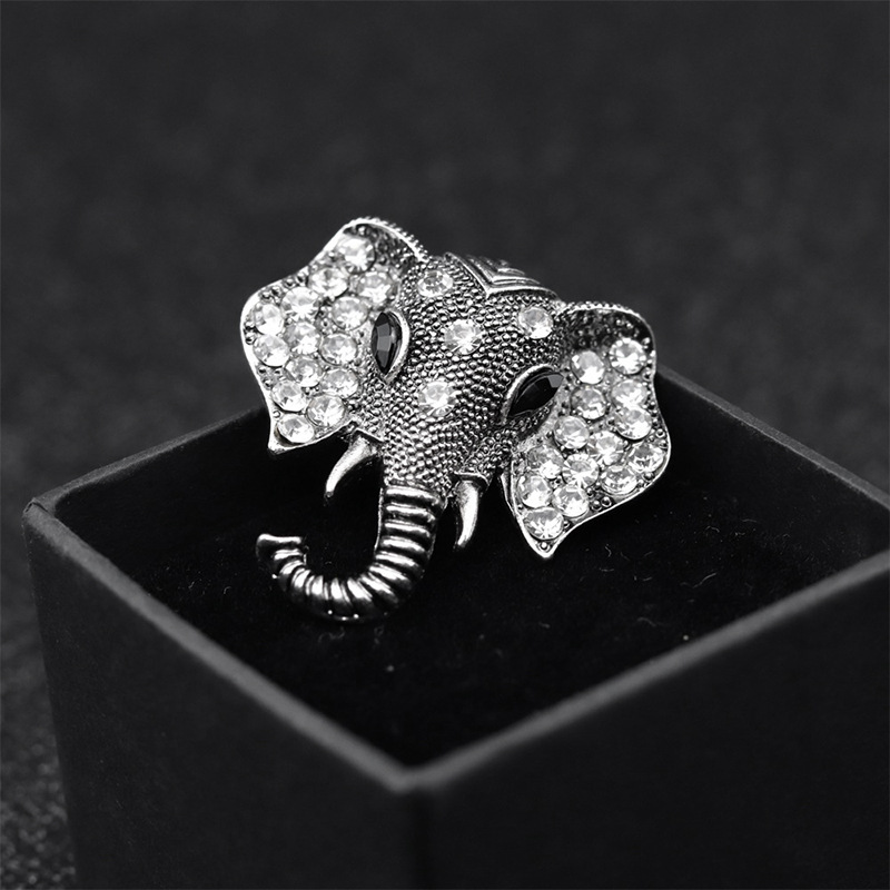 Fashionable alloy diamond-encrusted elephant head collar brooches, pins and badges that are selling well across borders from Europe and America Application Scenario