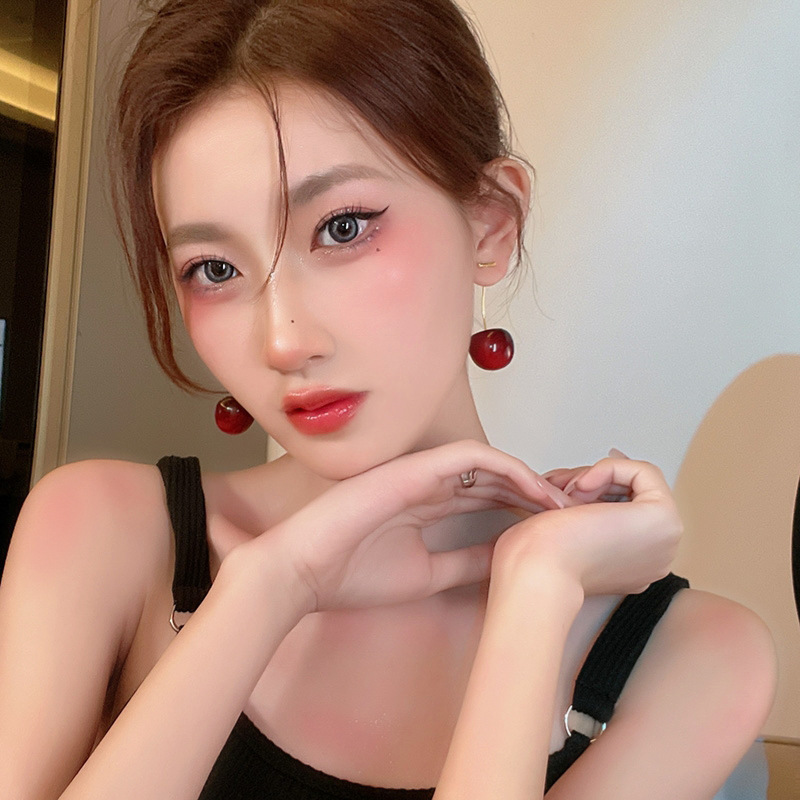The long wine-red cherry earrings exude a high-end, elegant and retro charm. The stud earrings have a cold style and are versatile. They can make your face look slimmer Application Scenario