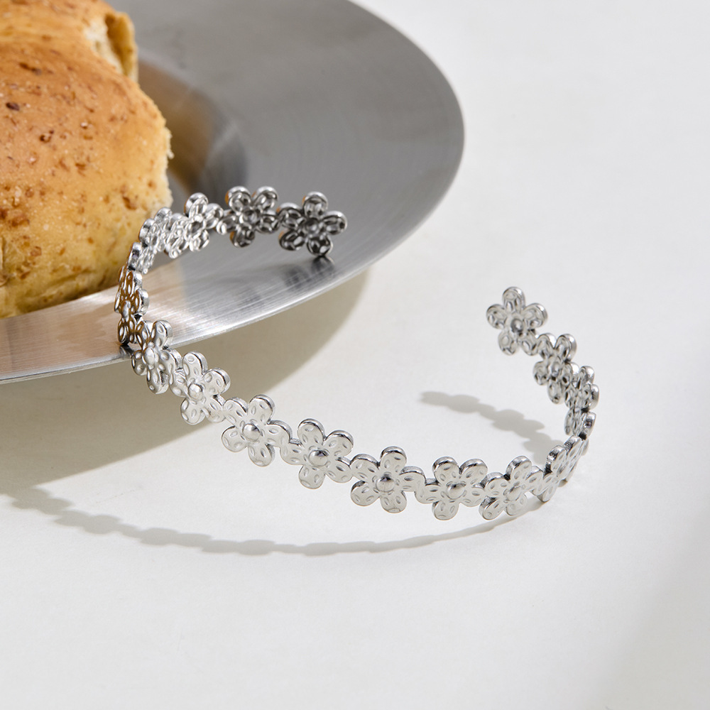 Cross-border flower stainless steel bracelet without color fading, Japanese and Korean fresh forest-style jewelry, open titanium steel bracelet wholesale for women Specification drawing