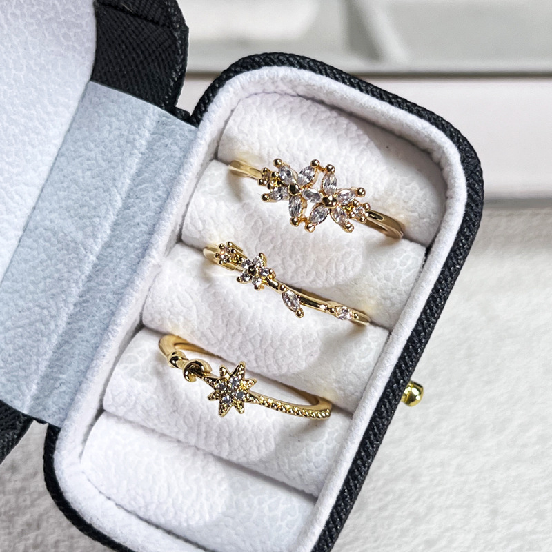 This is a versatile and simple new style of personalized star-studded diamond-encrusted open-top ring. It is a sophisticated and elegant ring for women to wear in layers Specification drawing