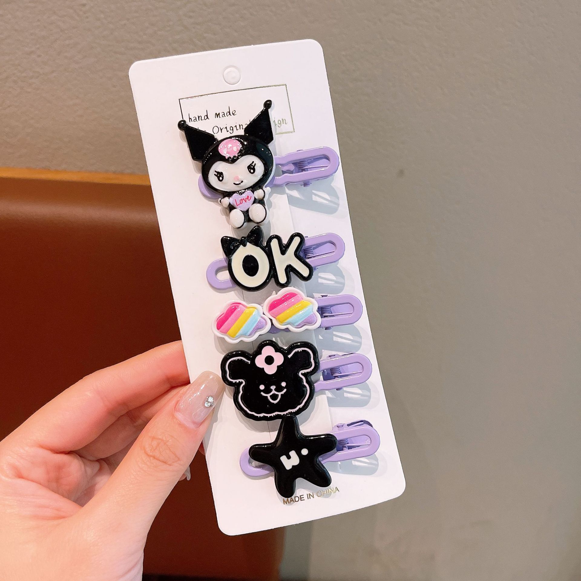 Sanrio cute acrylic Kuromi small fan hair clip, girl fan-shaped bangs side clip children's hair accessory Application Scenario