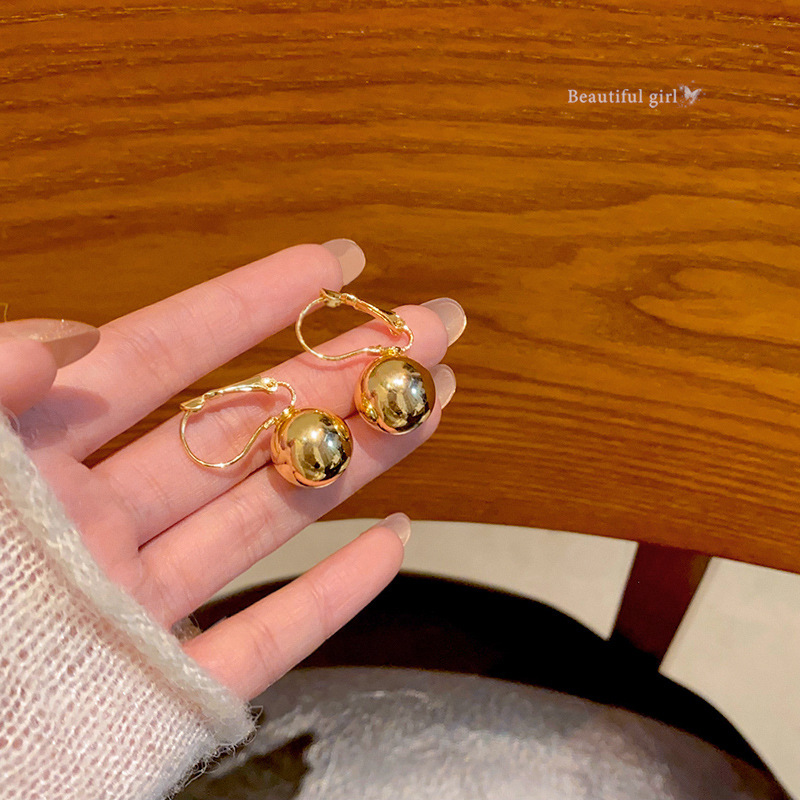 European and American metal round ear buckles, a niche design for women, with a fashionable and high-end feel, geometric earrings, and cold style earrings full figure