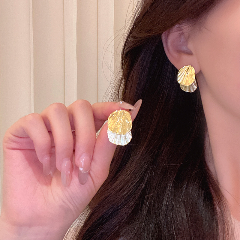 Metal palm-leaf fan, golden leaf earrings, women's light luxury, high-end style, elegant and grand, French individual, fashionable earrings and earrings details Picture