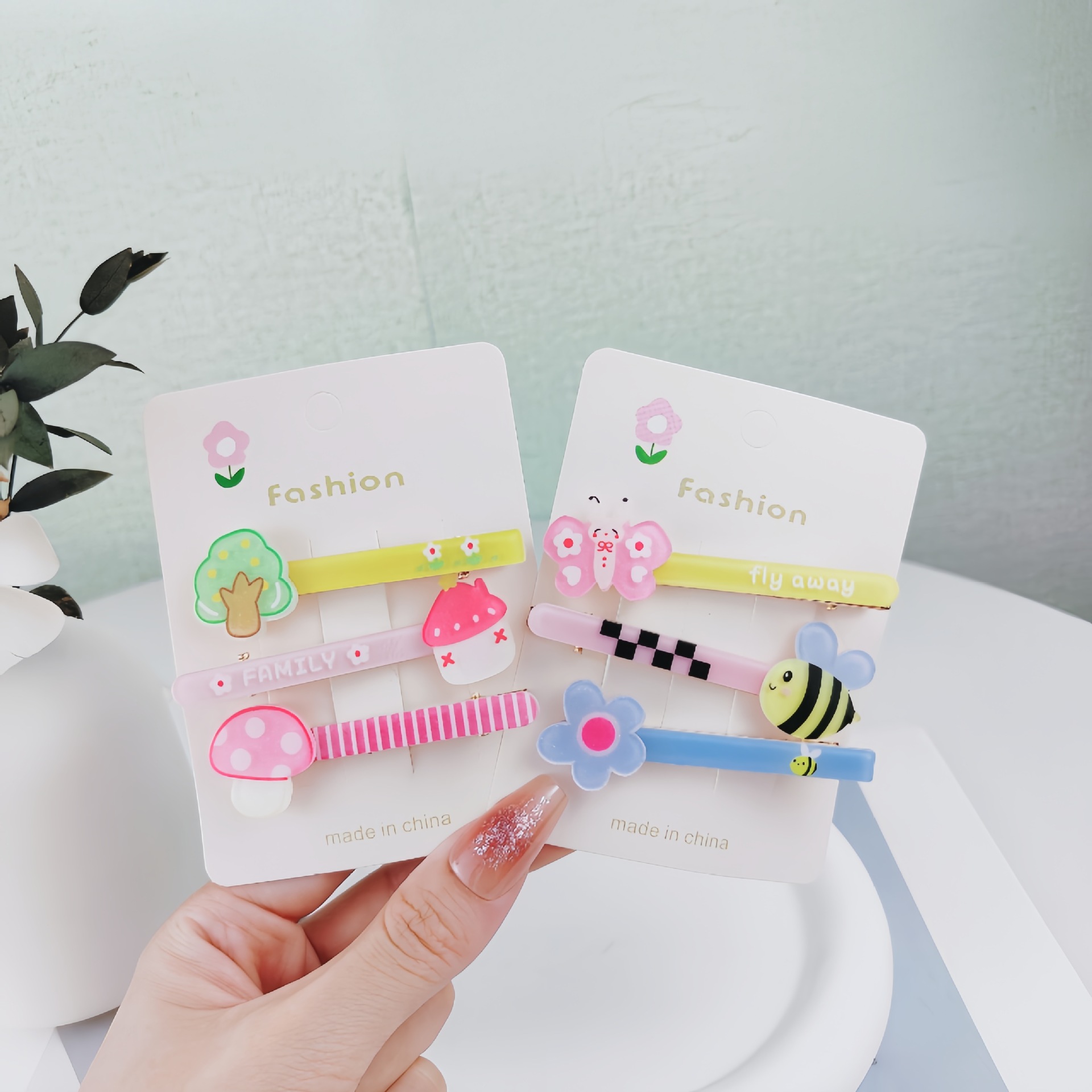 Cute puppy hair clips, children's cartoon color duckbill clips, side clips for girls, bangs, hair clips, headwear Application Scenario