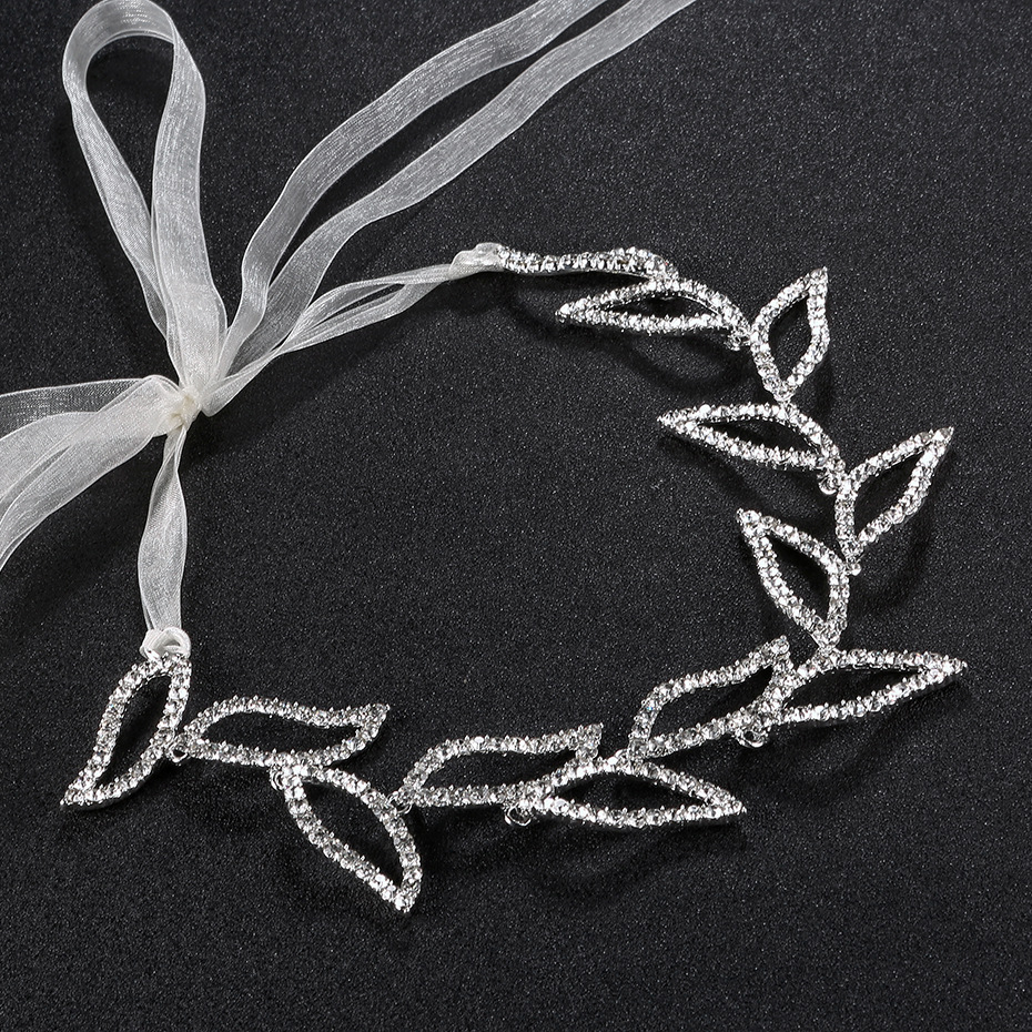 New Korean bridal accessories: Retro hollowed-out leaf headbands, wedding hair accessories, ins high-end alloy rhinestone headbands Application Scenario
