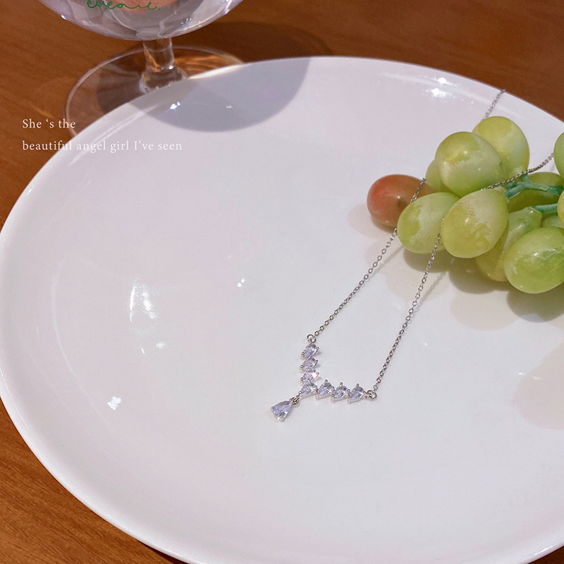 Cold style, high-end design sense, V-shaped zircon titanium steel necklace, women's fashionable and elegant, versatile collarbone chain wholesale Application Scenario