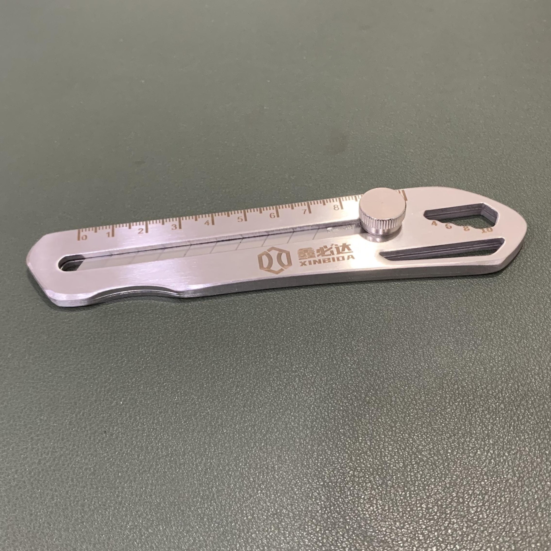 Factory wholesale 18 stainless steel utility knives, heavy-duty all-steel wallpaper knives, paper cutting knives, industrial-grade knives, unboxing knives, large sizes Application Scenario