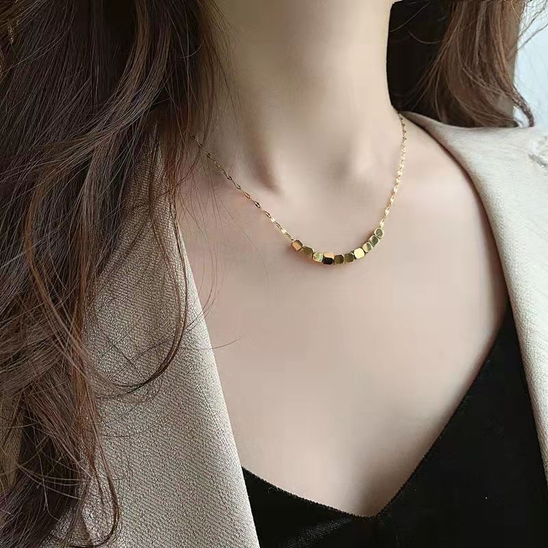 A perfect and elegant small square geometric pendant titanium steel necklace with a unique design sense and a light luxury collarbone chain for women Specification drawing