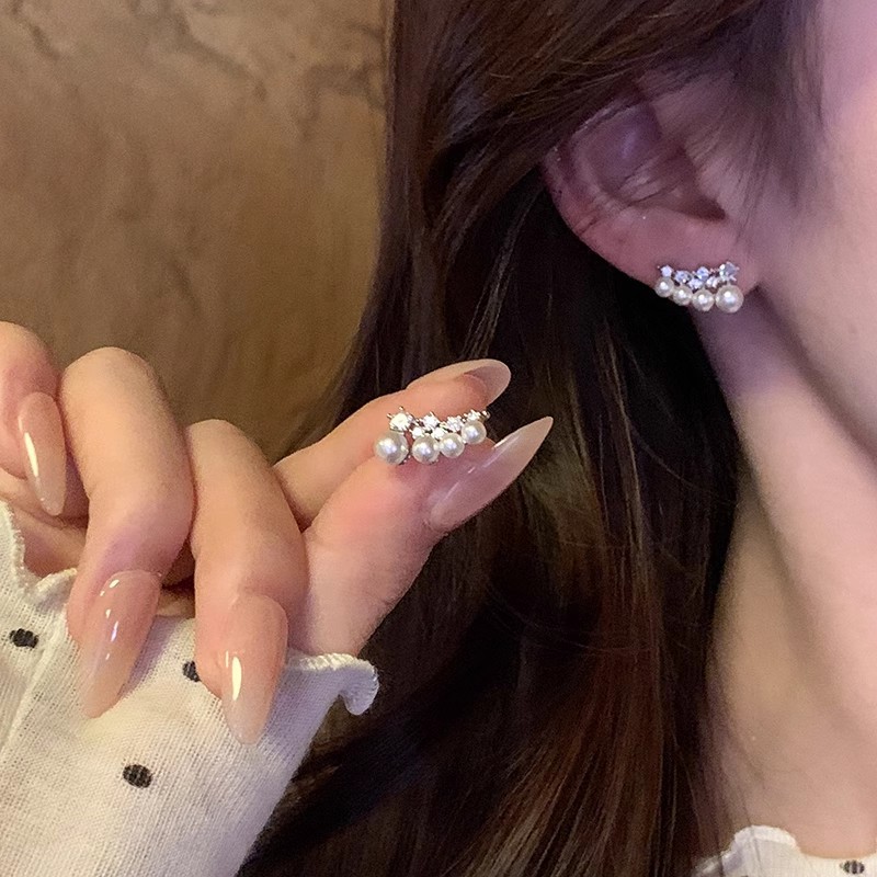 Ultra-sparkling and exquisite zircon wings with diamond-encrusted pearl stud earrings, a unique and elegant women's light luxury niche design, exuding a sense of high-end quality full figure