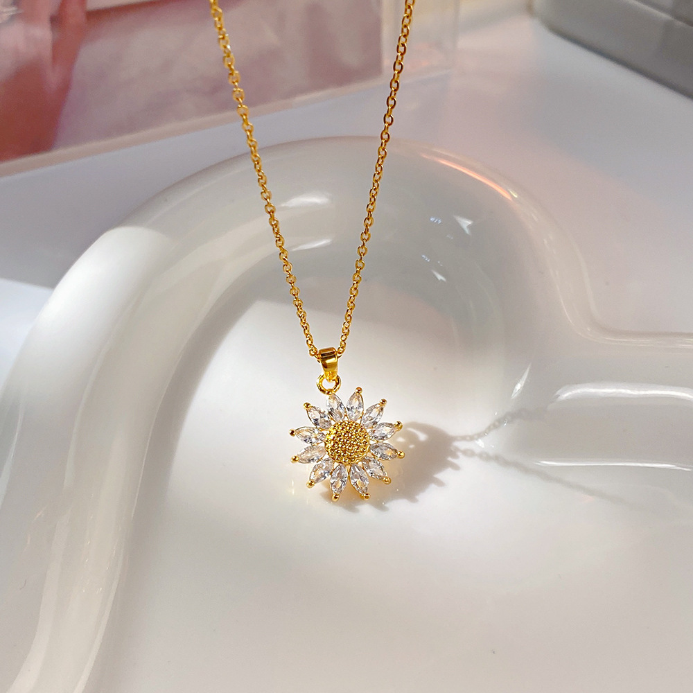 A simple and exquisite zircon sunflower necklace from Japan and South Korea, with a unique design sense and a light luxury feel, is a popular collarbone chain and a versatile accessory Application Scenario