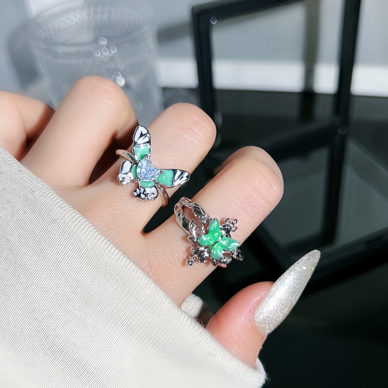 A fresh and light mint green pleated butterfly opening ring for women's Instagram, with a cold and cool style, a unique and high-end feel, and a distinctive index finger ring full figure