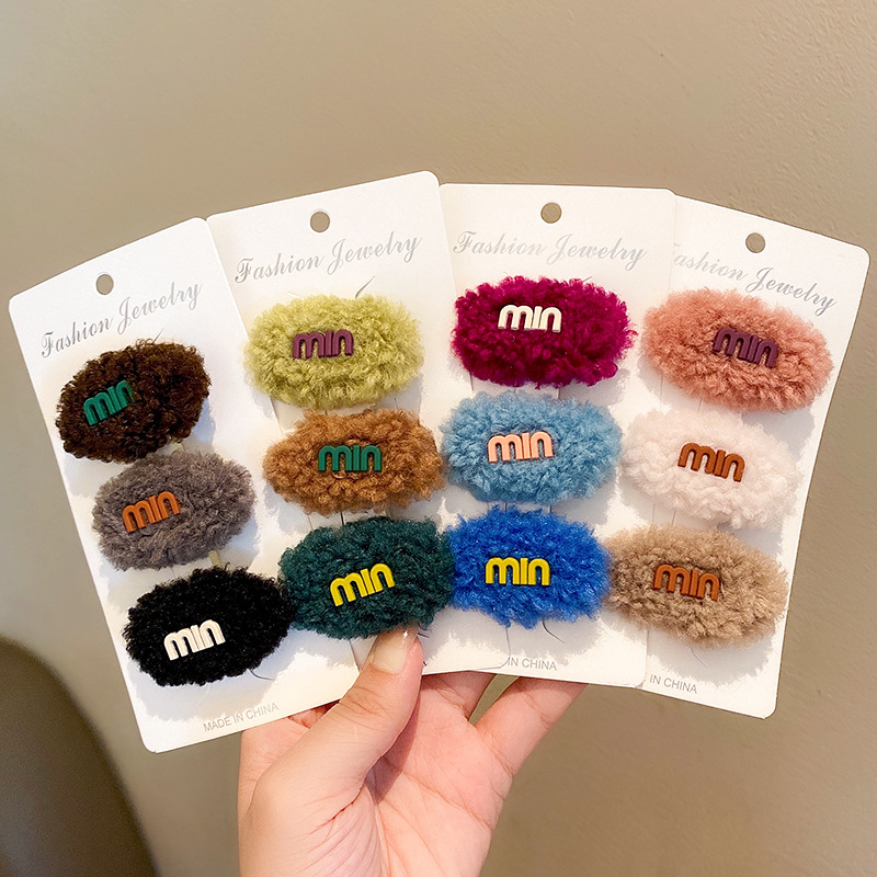 Letter hair clips for women in autumn and winter, with a simple and elegant style. Small clip headwear, fleece side fringe hair clips full figure